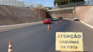 Capa da notícia: Trecho sob viaduto do Riacho Fundo passa por intervenção