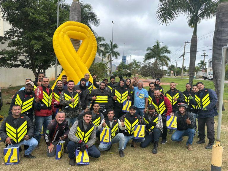DER-DF promove ação educativa para ciclistas entregadores e motofretistas em ponto de apoio do Taguatinga Shopping
